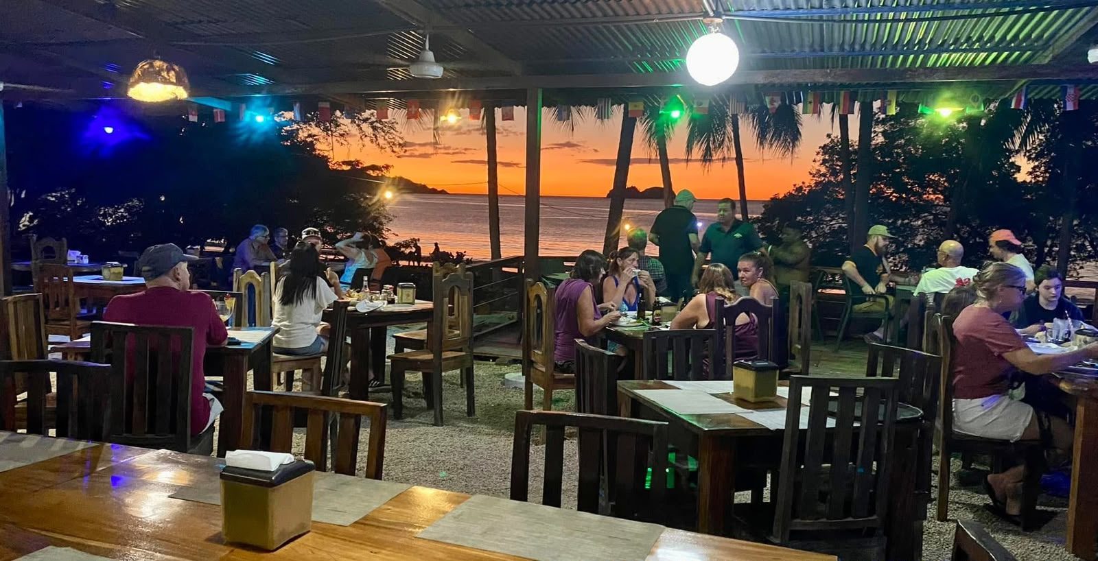 Comensales al atardecer frente al mar en La Casita del Marisco